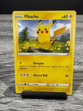 Pokémon | Evolving Skies #049/203: Pikachu (2021) - Collectible Trading Card